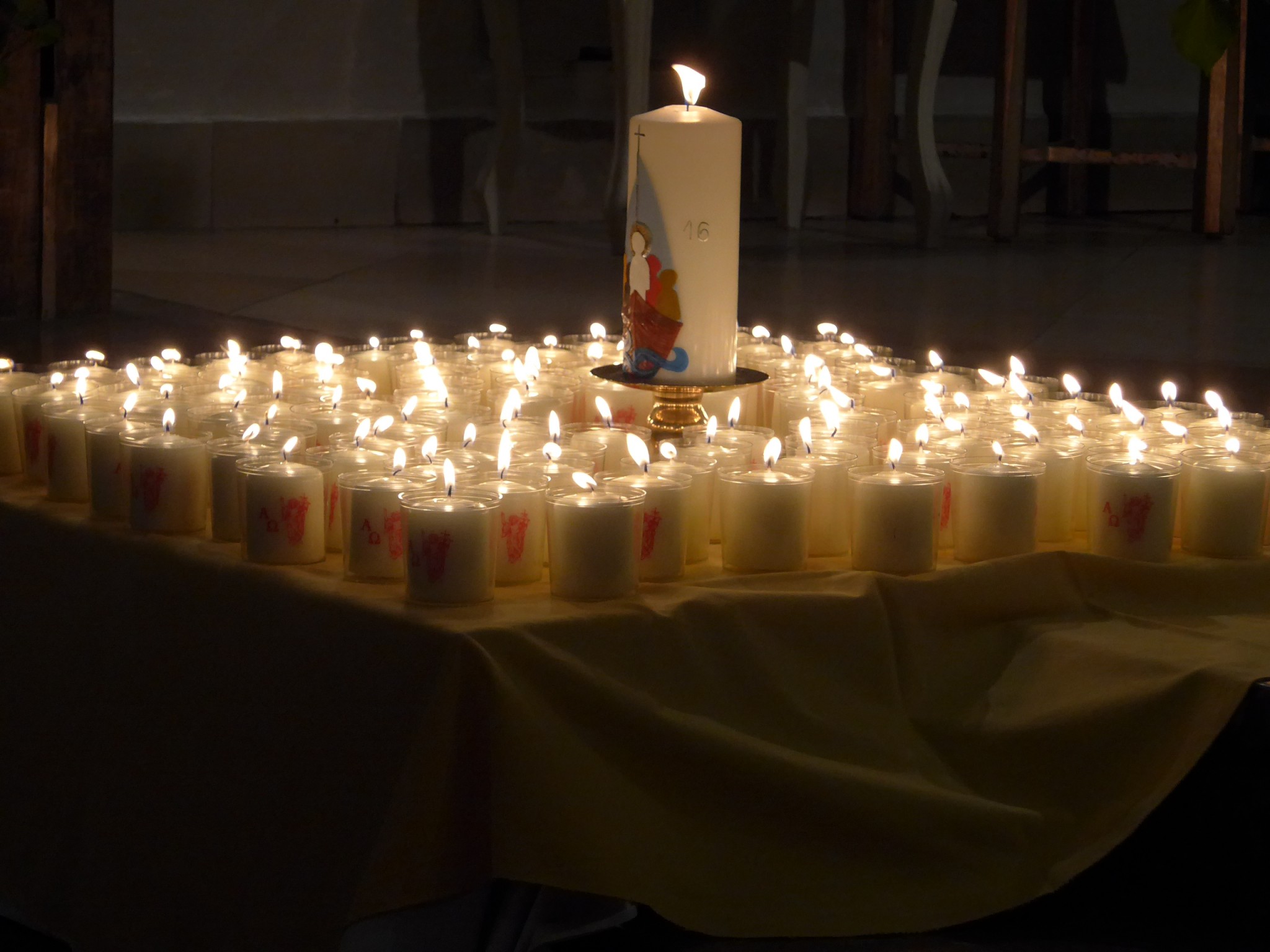 Die Jesuskerze in mitten der Kerzen für die Kinder 